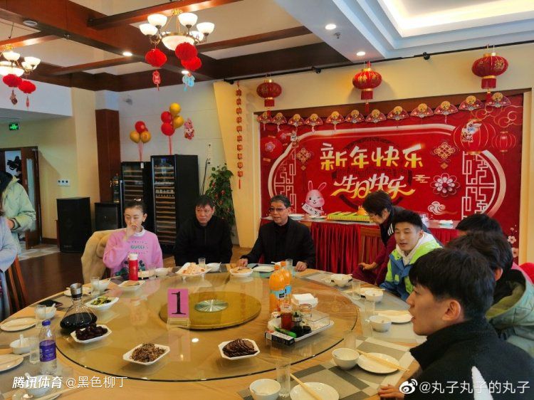 他一进门，费萨尔他们便立刻高声道：哈米德司令你好。